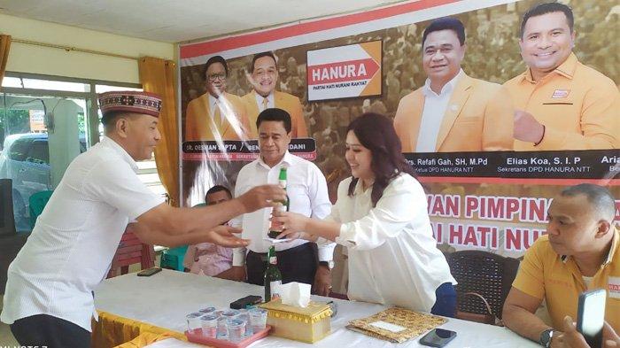 Very Rofinus menyerahkan tuak secara adat Manggarai kepada Ketua DPC Hanura Kabupaten Manggarai Yosheline Lana saat acara pendaftaran Ir. Ben Isidorus MM sebagai bakal calon bupati Manggarai di Sekretariat DPD Partai Hanura Provinsi NTT di Kupang, Kamis (2/5/2024).