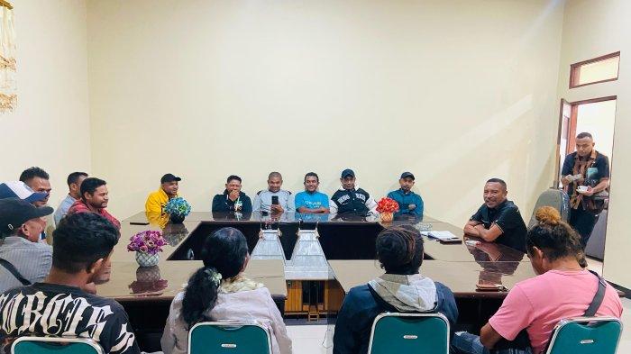 Wakil Bupati Ngada, Bernadinus Dhey Ngebu, dalam kegiatan kopi morning bersama penjual ikan basah, Kamis (20/3).