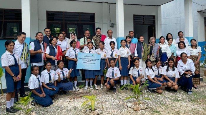 PENYERAHAN BANTUAN -- Penyerahan bantuan secara simbolis 20 unit komputer dari Perbanas kepada UPTD SMP Negeri 7 Kota Kupang
