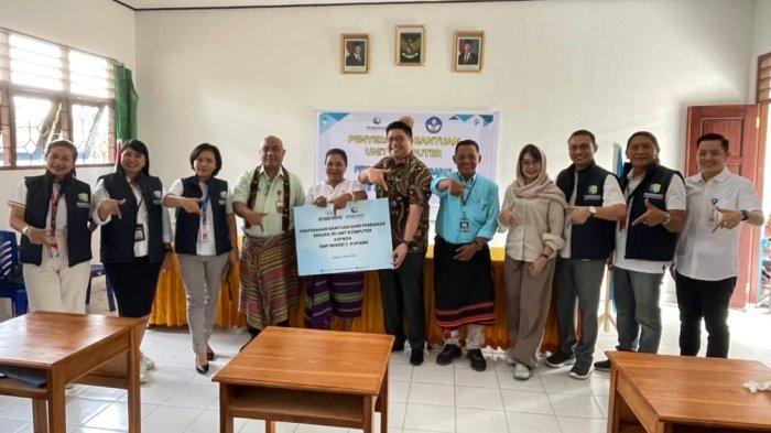 PENYERAHAN BANTUAN -- Penyerahan bantuan secara simbolis 20 unit komputer dari Perbanas kepada UPTD SMP Negeri 7 Kota Kupang