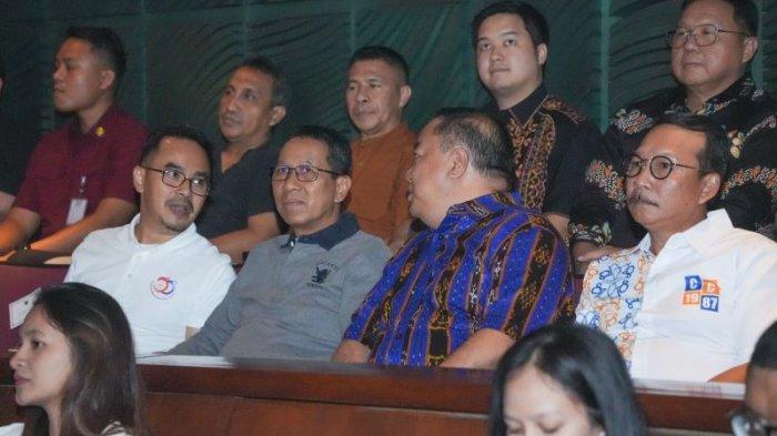 SAKSIKAN GITA SMATER - Penjabat (Pj) Gubernur DKI Jakarta, Heru Budi Hartono, Kepala Badan Pengelola Keuangan Daerah, Michael Rolandi, Kadis Kebudayan DKI Jakarta, Iwan Henry Wardhana, dan Fransiscus Go foto bersama Paduan Suara Gita Smater Choir usai konser di Teater Jakarta, Taman Ismail Marzuki (TIM), Cikini, Jakarta Pusat, Sabtu, 11 November 2023, malam.