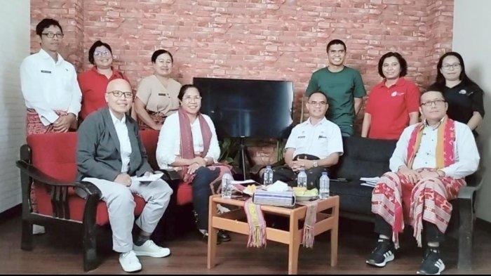 PODCAST RABIES - Dari Kanan ke Kiri : Kabid Kesehatan Hewan dan Kesmavet Disnak NTT, Kalak BPBD NTT, Kepala Dinkesdukcapil NTT, bersama Host News Manager Pos Kupang, Novemy Leo, serta pihak AIHSP, usai Podcast Strategi Tepat Perani Rabies di Timor NTT, Jumat (19/1).