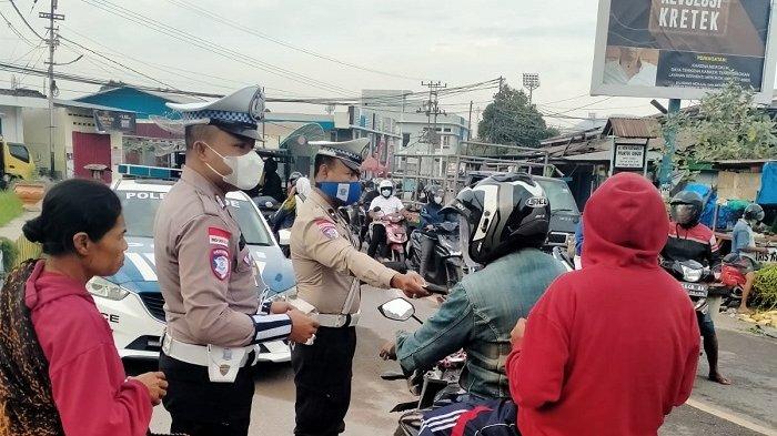 POLISI BAGI MASKER - Polres Ende Polda NTT melalui Satuan Lalu Lintas (Satlantas) mengambil langkah cepat dengan melaksanakan patroli, pengaturan arus lalu lintas, serta membagikan masker kepada warga dan para pengendara kendaraan bermotor pada Rabu (18/6/2025) pagi.