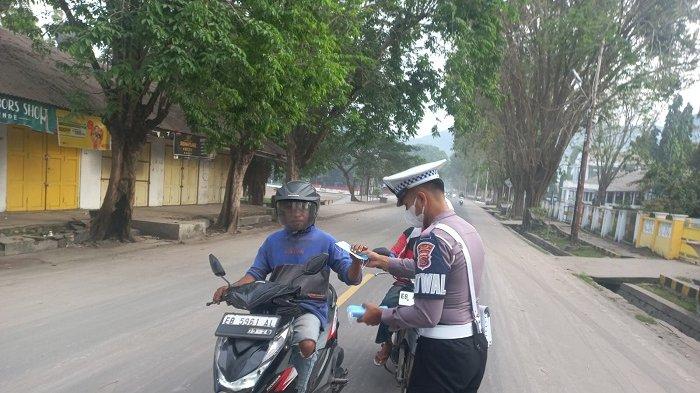 POLISI BAGI MASKER - Polres Ende Polda NTT melalui Satuan Lalu Lintas (Satlantas) mengambil langkah cepat dengan melaksanakan patroli, pengaturan arus lalu lintas, serta membagikan masker kepada warga dan para pengendara kendaraan bermotor pada Rabu (18/6/2025) pagi.