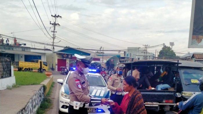 POLISI BAGI MASKER - Polres Ende Polda NTT melalui Satuan Lalu Lintas (Satlantas) mengambil langkah cepat dengan melaksanakan patroli, pengaturan arus lalu lintas, serta membagikan masker kepada warga dan para pengendara kendaraan bermotor pada Rabu (18/6/2025) pagi.