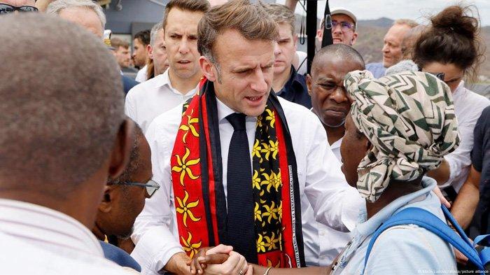 Presiden Perancis Emmanuel Macron berbicara kepada warga yang terkena dampak topan Chido di Pulau Mayotte, wilayah Perancis di luar negeri.