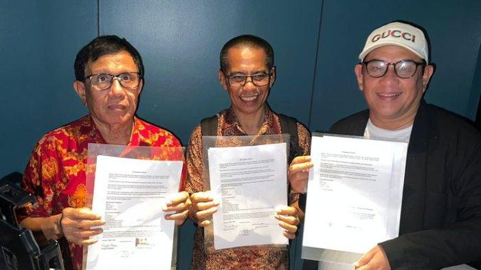 PWI - Ketua Umum PWI hasil Kongres Bandung, Hendry Ch Bangun (kiri) dan Ketua Umum PWI hasil KLB Zulmansyah Sekedang (kanan) serta anggota Dewan Pers Dahlan Dahi berfoto bersama sesuai penandatanganan Kesepakatan Jakarta, Jumat (16/5/2025) tengah malam, di Jakarta. Melalui Kesepakatan Jakarta, kedua pihak sepakat mengakhiri konflik melalui Kongres Persatuan.
