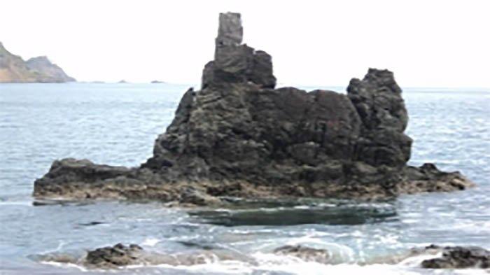 Pantai Aili di Sumba Tengah , pantai ini memiliki batu karang yang berada ditengah laut dan disepanjang pantai pesisir.