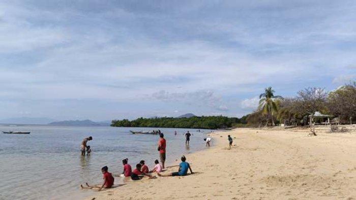 Suasana di pantai pasir Putih Atapupu, Desa Kenebibi, Kecamatan Kakuluk Mesak, Kabupaten Belu, Minggu 4 Agustus 2024.