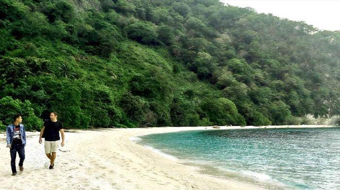 Pantai Batu Putih di Alor