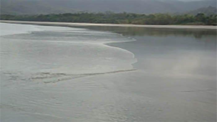 Pantai kapulit terletak di desa Watu Asa, kecamatan Mamboru