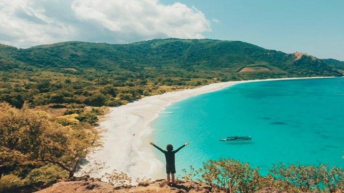 PANTAI LING'AL -- Pantai Ling’al terletak di Desa Halerman, Alor Barat Daya. Pantai ini memiliki panorama yang memukaiu dengan pasir putihnya lembut terbentang indah
