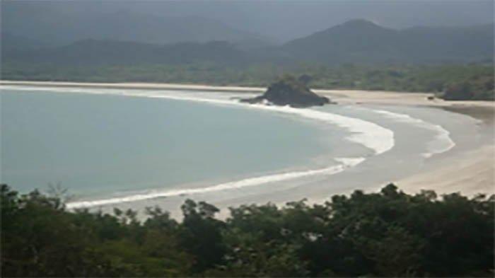 Pantai Maloba di Sumba Tengah , Pantai ini memiliki bentangan pasir putih