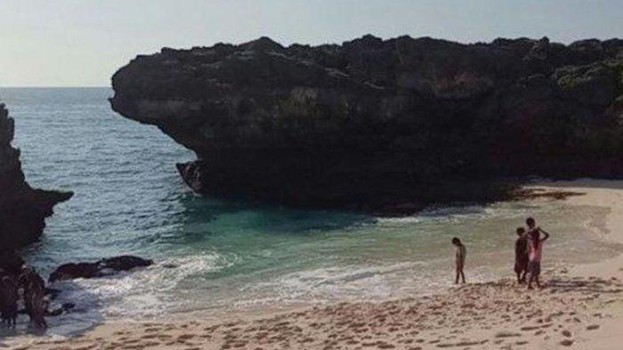 Pantai Mandorak di Kabupaten Sumba Barat Daya, Provinsi Nusa Tenggara Timur