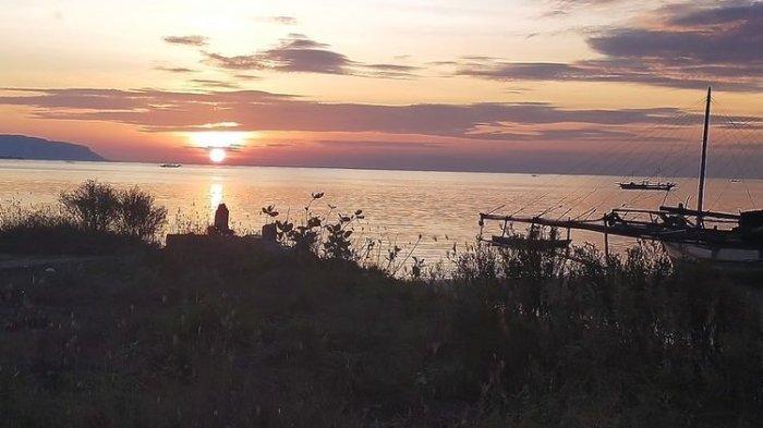 Pantai Nanga Lirang, Desa Satarpadut, Kecamatan Lambaleda Utara (LAUT), Kabupaten Manggarai Timur, NTT, Minggu, (31/7/2022) menjadi tempat menikmati matahari terbenam, (Sunset) di Pantai Utara (Pantura).