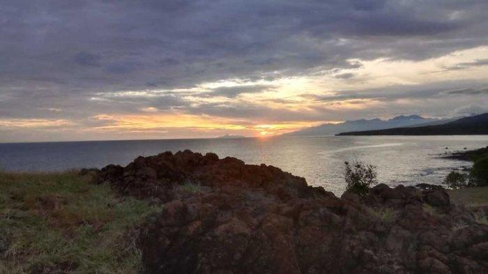 Pantai Nanga Rawa, Desa Bamo, Kecamatan Kota Komba, Kab. Manggarai Timur, NTT, Senin, (17/4/2023) menjadi tempat wisata untuk libur lebaran dan berakhir pekan sambil menikmati senja di ujung Barat.