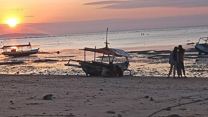 PANTAI - Suasana sore hari di Pantai Pasir Panjang Kecamatan Kelapa Lima Kota Kupang. Selasa 30 Agustus 2022.