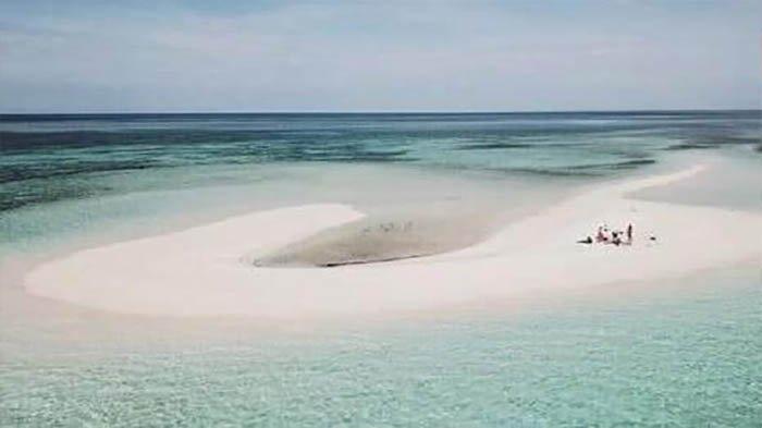 Pantai Watohari yang indah di Flores Timur