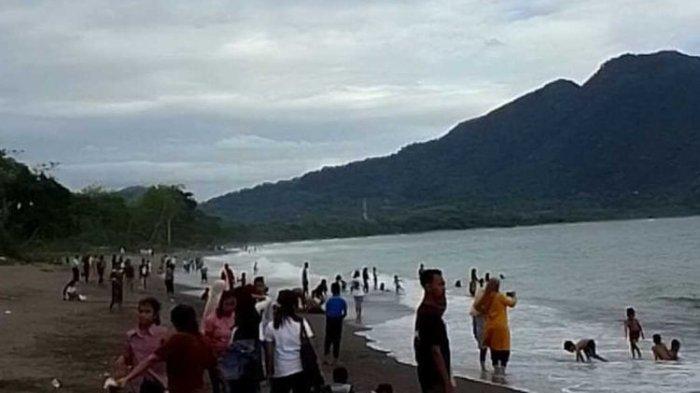 Sebanyak 2000 wisatawan domestik dari Kabupaten Manggarai dan Manggarai Timur, NTT, Minggu, (1/1/2023) padati pantai Cepi Watu, Desa Nanga Labang, Kecamatan Borong, Manggarai Timur.