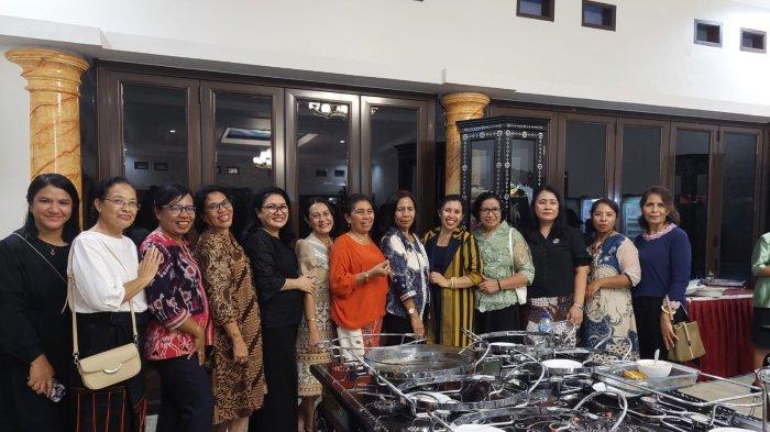 Para ibu foto bersama usai misa syukur Pancawidu pernikahan Bapa Josef dan Mama Mery, Minggu, 17 November 2024.