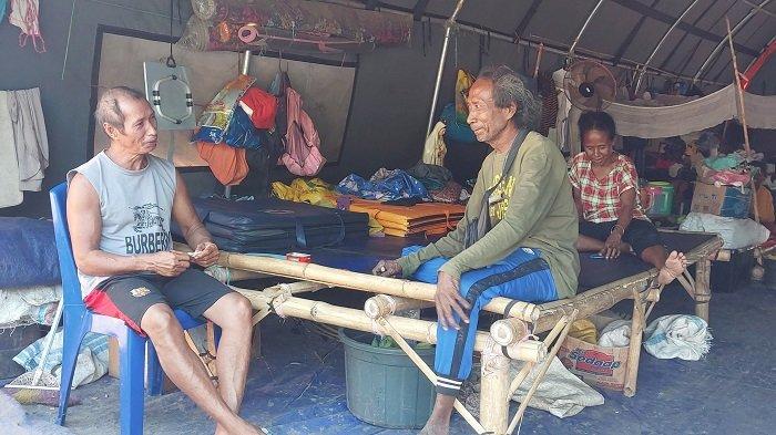 Para pengungsi erupsi Gunung Lewotobi Laki-laki sedang berceruta di camp darurat, Desa Konga, Kecamatan Titehena, Flores Timur