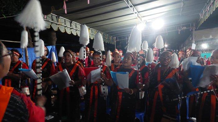 KOOR - Para penyanyi yang bergabung dalam koor Reba Kelitei, Tofa, Kota Kupang, NTT, Sabtu (15/2/2025)