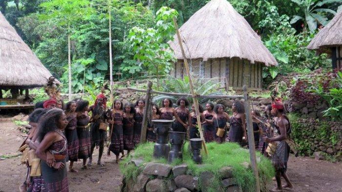 Para warga Desa adat Takpala menarikan tarian lego-lego mengelilingi batu mezbah diiringi nyanyian dan genderang moko. Tari lego-lego merupakan budaya khas Alor yang bermakna kebersamaan dan persatuan.