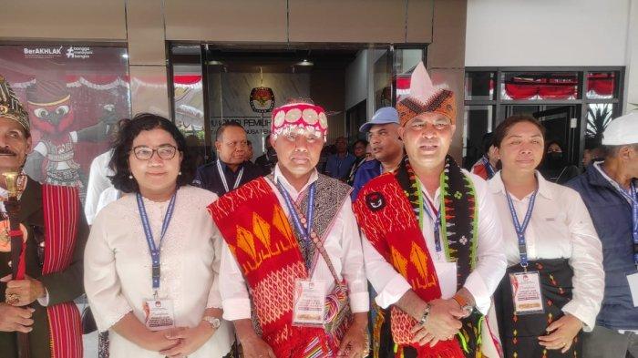 Pasangan SPK-Andre Garu didampingi istri sebelum memasuki Kantor KPU untuk mendaftar sebagai pasangan cagub cawagub NTT pada Selasa 27 Agustus 2024 siang.