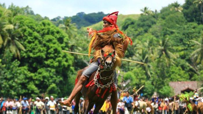 Pasola adalah permainan adu ketangkasan yang berasal dari wilayah Sumba bagian barat, Provinsi Nusa Tenggara Timur.