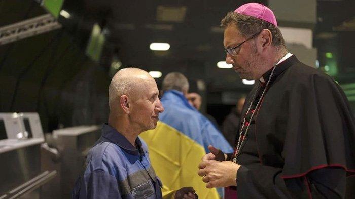 Pastor Bohdan Geleta, kiri, yang ditahan di dalam gerejanya sendiri di kota Berdiansk yang diduduki di wilayah Zaporizhzhia pada tahun 2022, berbicara kepada temannya di bandara Kyiv, Ukraina, Sabtu, 29 Juni 2024. Sepuluh warga Ukraina yang ditahan selama bertahun-tahun, dibebaskan dari penawanan Rusia pada hari Jumat dengan mediasi Vatikan, kata Presiden Ukraina Volodymyr Zelenskyy.