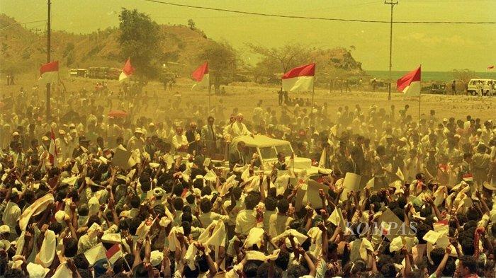 Paus Yohanes Paulus II hari Kamis (12/10/1989) tiba di Dili, Timor Timur, dalam rangkaian kunjungannya di Indonesia. Di lapangan Tasitolu, Dili, Sri Paus memberkati umat dalam misa agung yang dihadiri 250.000 umat Katolik.