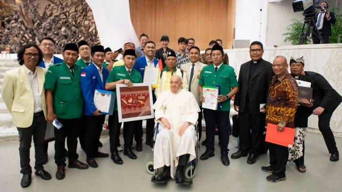 Paus Fransiskus pose bersama utusan organisasi kepemudaan lintas iman dari Indonesia, Rabu 21 Agustus 2024.