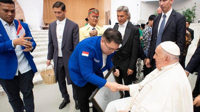 Paus Fransiskus menerima lukisan karya bocah asal Bekasi Lionel Louis Yosef Pailah.