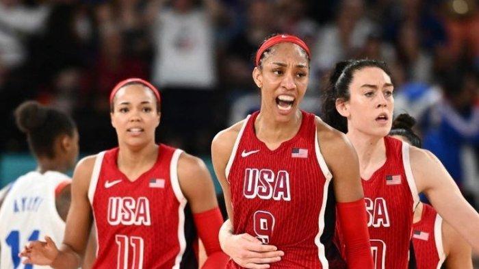 (Dari kiri ke kanan) pemain nomor 11 AS Napheesa Collier, pemain nomor 9 AS A'ja Wilson, dan Breanna Stewart bereaksi dalam perebutan medali emas bola basket putri antara Prancis vs AS di ajang Olimpiade Paris 2024 di Bercy Arena Paris pada 11 Agustus 2024.