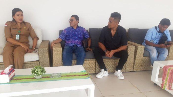 Pelaksana Tugas (Plt) PLBN Napan, Maria Fatima Rieka, SSTP., ketika berdiskusi dengan tim Pos Kupang di pelataran PLBN Napan, Selasa, 27 Februari 2024.
