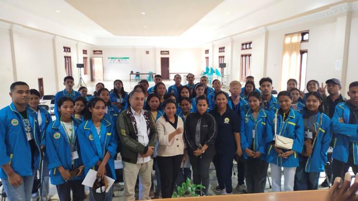 PELEPASAN- Wakil Ketua 1 Bidang Akademik dan Kemahasiswaan Stiper Flores Bajawa, David Januarius Djawapatty, S.Pt.,M.Si, melepas mahasiswa di Aula, Kampus A Tana Lodu, Selama 29 Juli 2025.