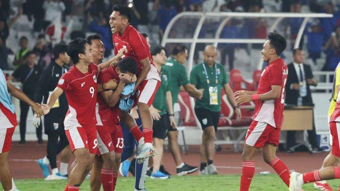 BERSUKACITA - Para pemain Timnas U23 Indonesia dan ofisial bersukacita setelah memastikan diri lolos ke babak final Piala AFF U23 tahun 2025. Indonesia ke final setelah menang adu penalti atas Thailand, Jumat (25/7/2005).