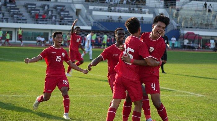 Pemain Timnas U-20 Indonesia lakukan selebrasi usai Bintang Bali United, Maouri Simon menyumbang satu gol melalui titik penalti saat menghadapi Argentina U-20