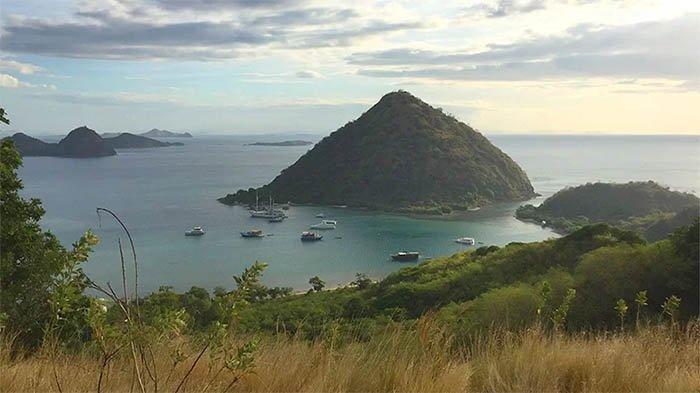 Pemandangan indah Labuan Bajo dari atas bukit Sylvia