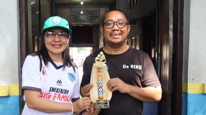 Penyerahan cinderamata dari Ketua Jurusan ULP kepada Kepala SMPK St Yoseph