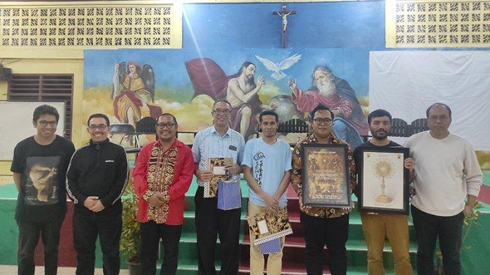 PARA PEMBICARA - Para pembicara dalam diskusi buku di Seminari St. Mikhael Kupang antara lain Romo Sipri S. Senda, Pr, Romo Yasintus Runesi, Pr, Romo Amanche Franck, Romo Leo Mali, Mario F. Lawi, dan Marsel Robot.