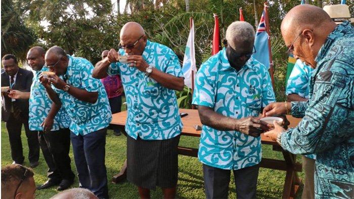 Para pemimpin MSG meminum kava untuk menandai berakhirnya pertemuan dan penandatanganan dua deklarasi di KTT MSG Port Vila Vanuatu, Kamis 24 Agustus 2023.