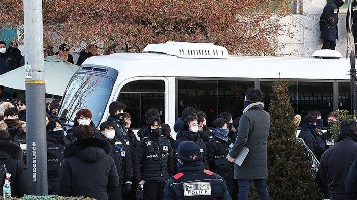 Sebuah minibus keluar dari kediaman resmi Presiden Yoon Suk Yeol yang dimakzulkan di Seoul pada Rabu (15/1/2025), setelah polisi dan badan antikorupsi memulai upaya kedua mereka melaksanakan surat perintah penangkapan Yoon sehubungan dengan penerapan darurat militer yang dilakukannya dalam waktu singkat. Presiden Korea Selatan ditangkap untuk diinterogasi.