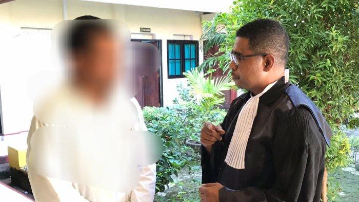DIVONIS PENJARA - Pengacara Christo Kabelen (kanan) saat bersama terdakwa, Yohanes Nong alias Tomi (kiri). Tomi divonis hukuman penjara selama 1,2 tahun terkait kasus kecelakaan di PN Larantuka, Flores Timur.