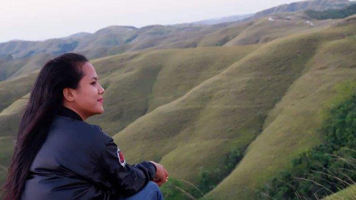 PENGUNJUNG - Pengunjung yang tampak menikmati objek wisata di Bukit Lai Uhuk Wairinding, terletak di Desa Psmbotanjara, Kecamatan Kota Waingapu.