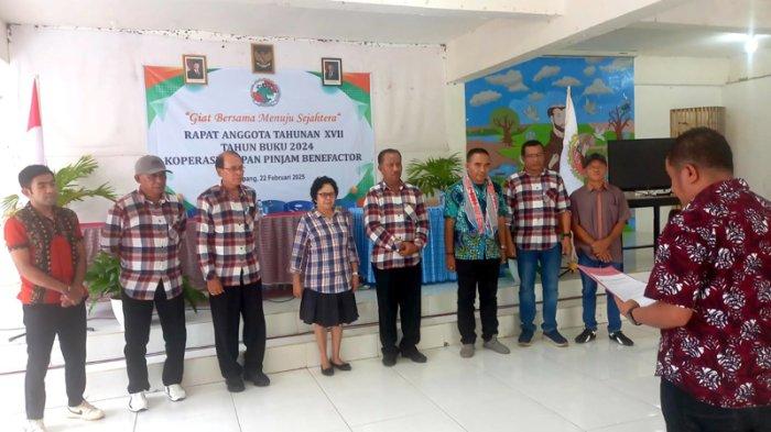 LANTIK PENGURUS BARU - Penasihat rohani yang juga Pastor Paroki St. Fransiskus dari Assisi Kolhua Kupang, RD. Longginus Bone (kanan) melantik pengurus baru KSP Benefactor, Sabtu (22/2/2025).