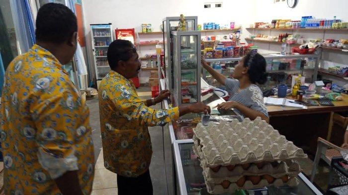 BERBELANJA - Pengurus dan karyawan KSP Kopdit Obor Mas sedang berbelanja di salah satu tempat usaha kecil di bilangan El Tari, Kota Ende, Sabtu, (24/5/2025). Kehadiran KSP Kopdit Obor Mas di Jalan El Tari, Ende, Berkah Bagi Pengusaha Kecil.