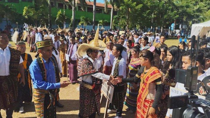 Penjabat Gubernur NTT Ayodhia Kalake saat menyalami para peserta apel peringatan hari pendidikan nasional di alun-alun I. H Doko di Dinas Pendidikan dan Kebudayaan NTT.