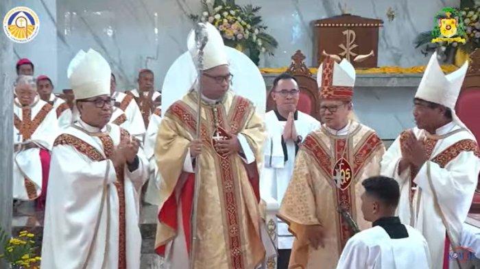 Uskup Labuan Bajo Mgr. Maksimus Regus (kedua dari kiri) ditahbiskan di Gereja St. Petrus Sernaru, Labuan Bajo, Flores, Jumat 1 November 2024.
