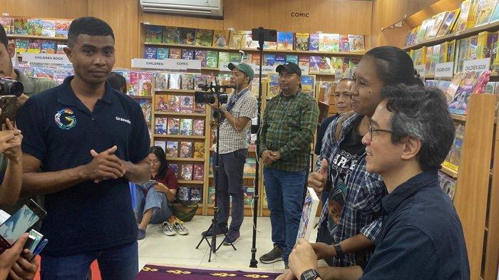 FOTO BERSAMA PENULIS - Penulis buku mega best seller Henry Manampiring berfoto bersama salah satu penggemar usai Talkshow